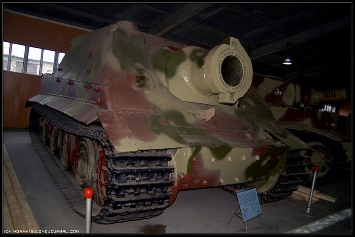 Bảo tàng là nơi trưng bày bộ sưu tập những chiếc xe tăng, bọc thép nổi tiếng nhất thế giới từng được sản xuất từ Chiến tranh thế giới thứ I và giai đoạn hiện nay, trong số đó có những chiến xa của Liên Xô từng một thời làm quân Đức khiếp sợ.