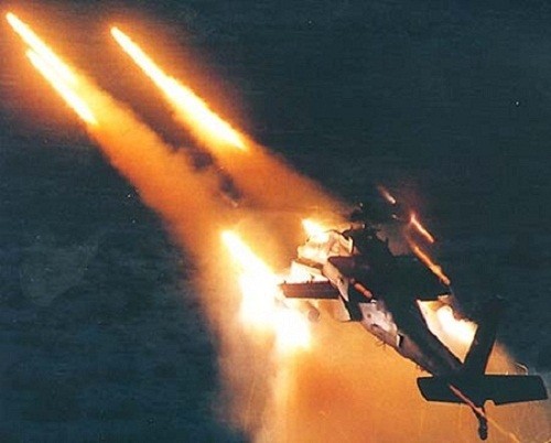 Apache phóng tên lửa Hellfire tới mục tiêu.