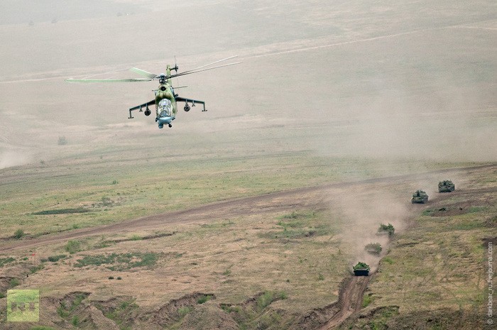 Trực thăng Mi-24 hỗ trợ cho các lực lượng mặt đất tiến công địch.