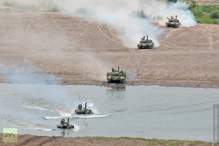 Phân đội xe tăng phải băng qua sông để tiếp tục tấn công đối phương.