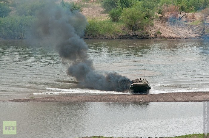 Xe bọc thép chở quân BTR-80 chuẩn bị băng qua sông