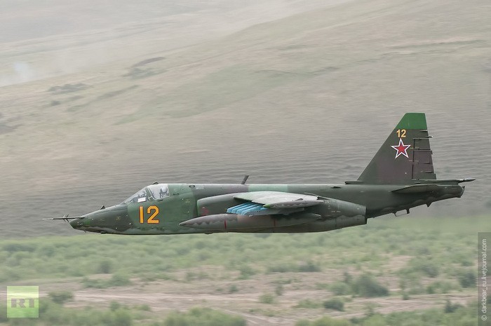 Mở đầu cuộc diễn tập là màn oanh tạc của máy bay Su-25