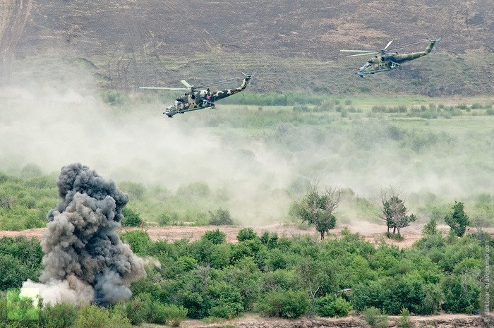 Cảnh Mi-24 tấn công hỏa lực vào các mục tiêu dưới mặt đất