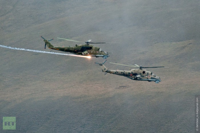 Theo sau là trực thăng tấn công "Mi-24"