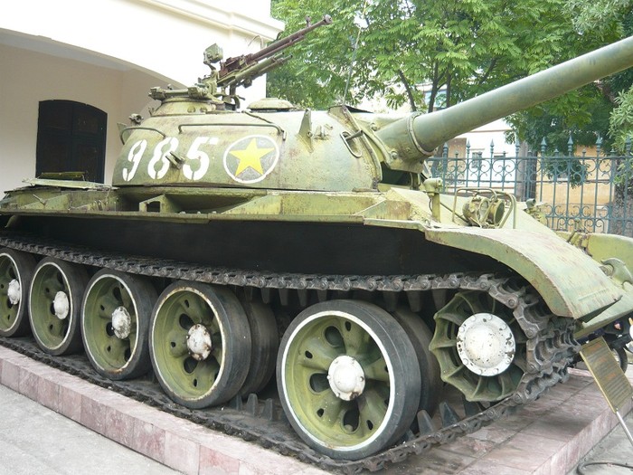 Xe tăng T-54B, số hiệu 985 của Đại đội 4, Tiểu đoàn 2 thuộc Lữ đoàn tăng thiết giáp 273 anh hùng, đã từng tham gia đánh chiếm vào sở chỉ huy của sư đoàn 23 Ngụy ở Buôn Ma Thuật trong chiến dịch Tây Nguyên (3/1975); Trận đánh ở Ngã tư Bảy Hiền - Sài Gòn trong chiến dịch Hồ Chí Minh (4/1975); Tà Sanh - Campuchia (1979)