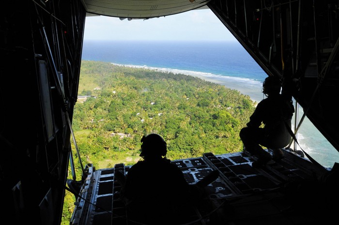 Cảnh nhìn từ chiếc máy bay vận tải C-130 Hercules của Mỹ trong khi vận chuyển đồ Giáng sinh tới đảo Micronesian.