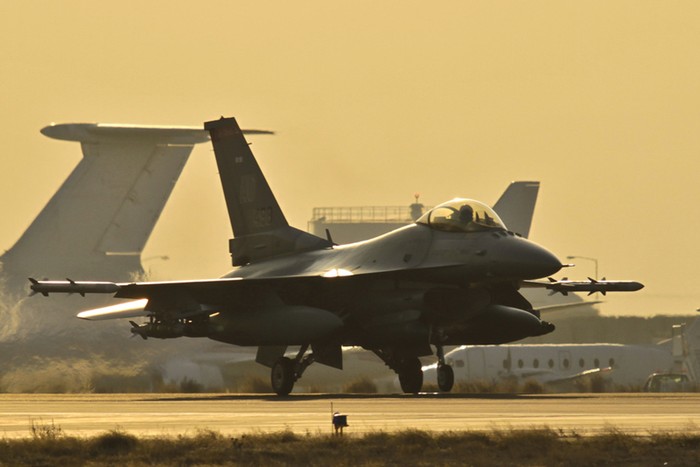 Chiếc F-16C Fighting Falcon từ phi đội chiến đấu số 177 hoạt động ở Afghanistan ngày 21/12.