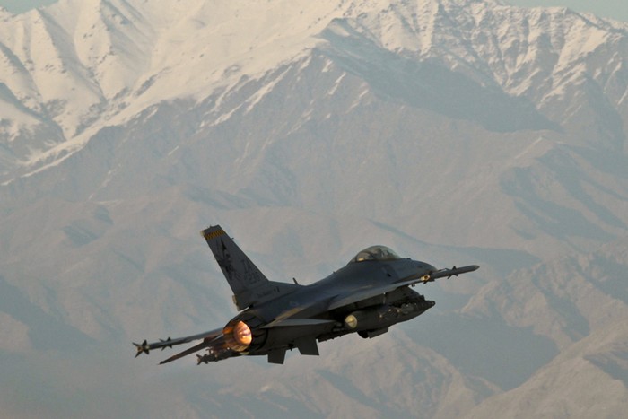 F-16C Fighting Falcon từ phi đội chiến đấu số 132 hoạt động ở Afghanistan ngày 21/12.