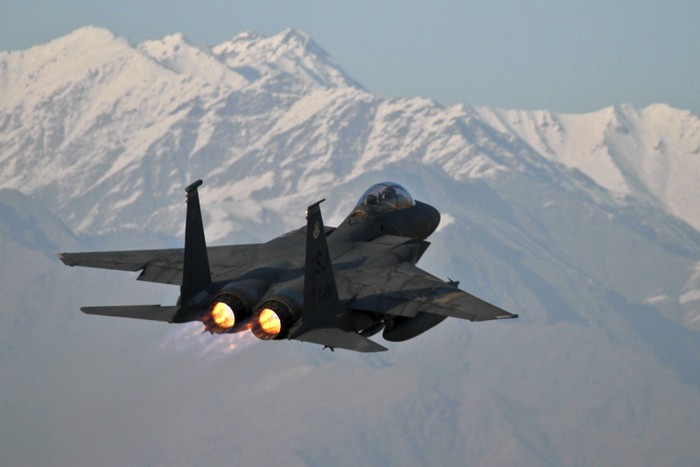 Một máy bay F-15E Strike Eagle thuộc phi đội chiến đấu số 335 cất cánh từ căn cứ Bagram, Afghanistan, ngày 21/12/.