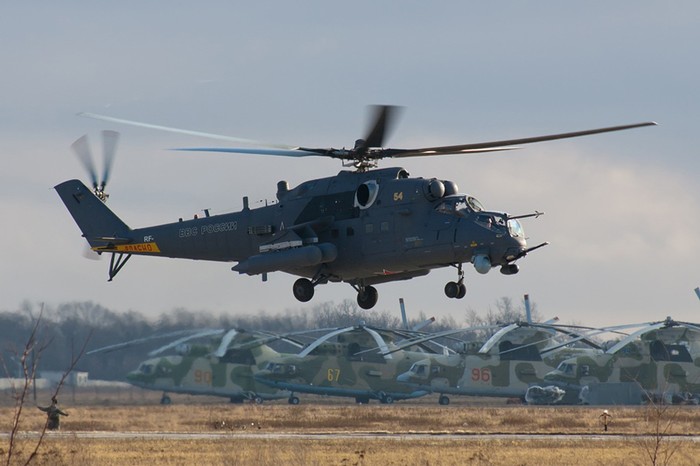 Trực thăng tấn công Mi-35M số hiệu 54 cất cánh tại căn cứ không quân ở Budyonnovsk