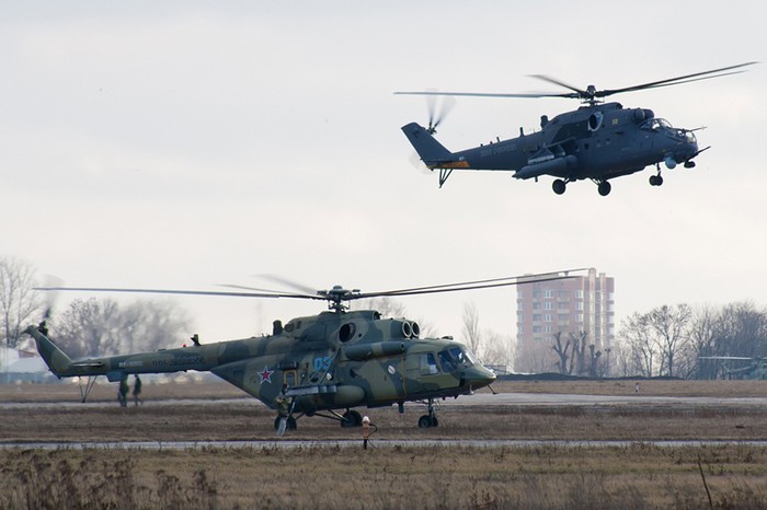Mi-35M (trên) và một trực thăng Mi-8 (dưới)