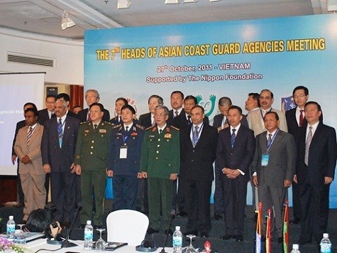 Thượng tướng Nguyễn Chí Vịnh chụp ảnh cùng các đại biểu đại diện cảnh sát biển các nước châu Á