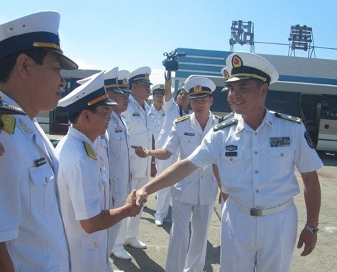 Các sỹ quan chỉ huy quân cảng Trạm Giang tiếp đón đoàn công tác của Hải quân Việt Nam
