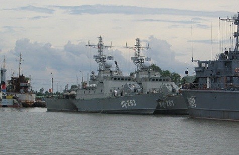 Hai tàu tuần tra cao tốc Svetlyak được bàn giao cho Hải quân Việt Nam năm 2011