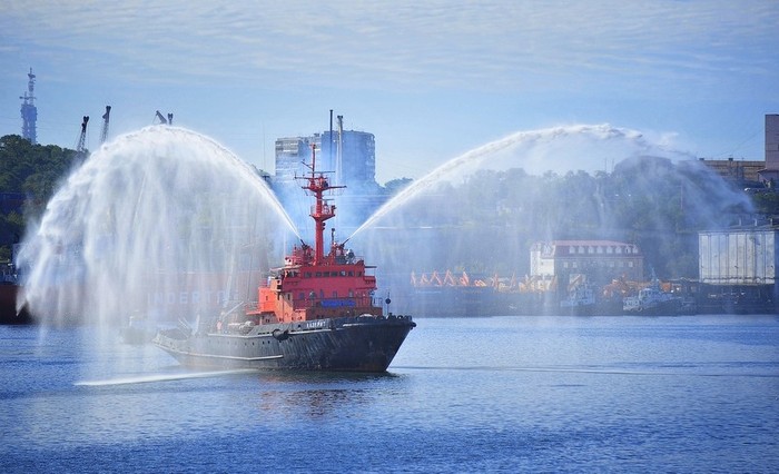 Thuyền cứu hỏa tiếp cận tàu chở khách sẵn sàng ứng phó với tình huống cháy nổ trên tàu.