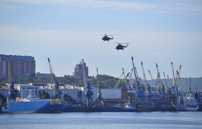 Sau khi tín hiệu báo động phát ra các lực lượng bắt đầu nhiệm vụ, và đây là hình ảnh của những chiếc trực Mi-8 thăng đang cơ động áp sát mục tiêu.