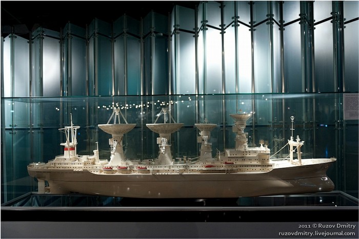 Hình ảnh mô phỏng của hệ thống trạm mặt đất đăth trên tàu để điều khiển, giám sát tàu vũ trụ