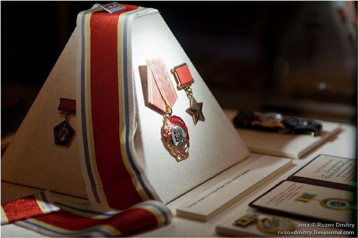 Giải thưởng anh hùng Liên Xô và các huân chương cao quý mà Gagarin vinh dự nhận được.