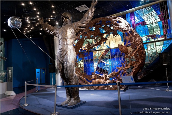 Hình ảnh bên trong bảo tàng, giữa trung tâm là bức tượng bằng đồng biểu tượng cho các nhà du hành vũ trụ của Liên Xô, Nga