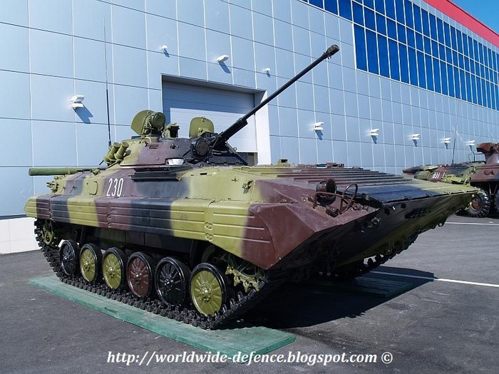 Đây là hình ảnh của xe thiết giáp BMP-2. Nó trông khá giống so với BMP-1 nhưng nó được cải tiến về mặt hỏa lực, với độ chính xác cao hơn nhưng nòng pháo nhỏ hơn (cỡ 30mm)