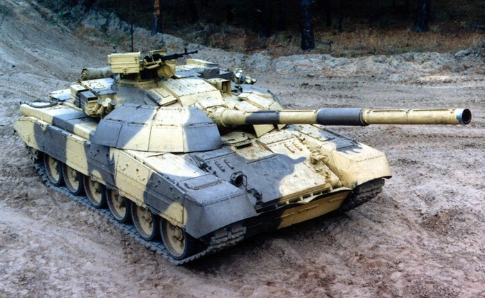 T-72 có trọng lượng chiến đấu 44.5 tấn, hỏa lực mạnh với nòng pháo trơn 2A46M 125mm, động cơ diesel V-48MS 840 mã lực, có khả năng chống lại sức công phá của các loại mìn bộ binh