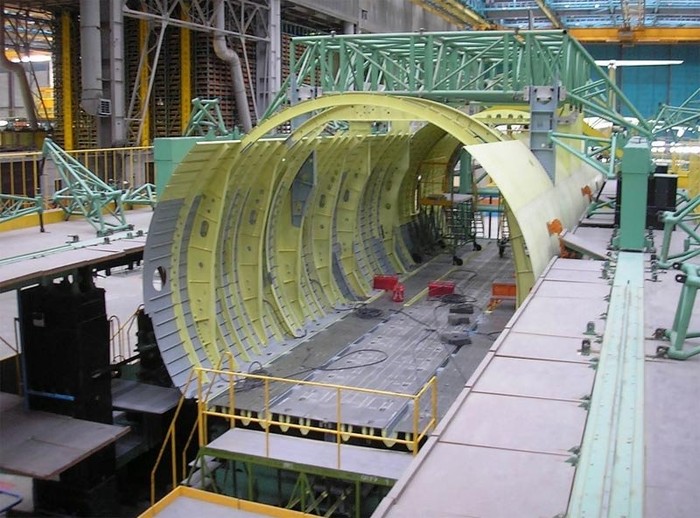 Những hình ảnh chiếc máy bay khi đang được lắp ráp bên trong nhà máy sản xuất của Nga