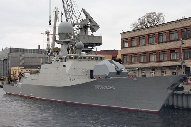 Pháo hạm thế hệ mới Astrakhan hiện đang được trong quá trình lắp đặt các trang thiết bị (2012)