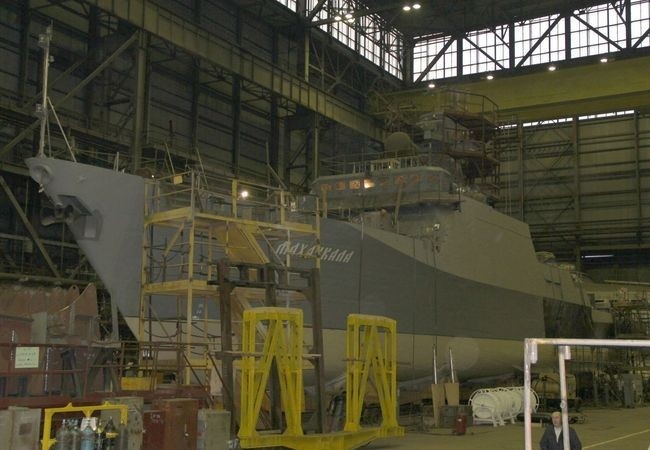 Pháo hạm Makhachkala đang được đóng tại nhà máy đóng tàu ALmaz ở thành phố Petersburg của Nga, dự kiến đưa vào phục vụ cuối năm 2012.