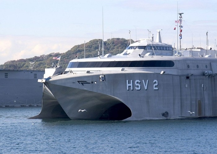 Chuyên vận hạm HSV Swift được thiết kế với chiều dài 113m, rộng 30,5m, diện tích khoang chứa là 2000 mét vuông, cao 5m và trọng tải tối đa đạt 2500 tấn.