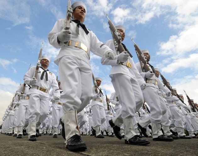 Hải quân Philippines diễu hành trong lễ kỷ niệm 76 năm lực lượng vũ trang Philippines (Ảnh AFP)