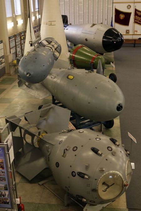Trên đây treo là quả bom hạt nhân chiến thuật đầu tiên được sản xuất. Thử nghiệm năm 1953 tại bãi thử nghiệm Semipalatinsk. Quả bom được thả xuống từ máy bay ném bom Il-28 ở độ cao 11 km, vụ nổ đã xảy ra ở độ cao 600 m, sức mạnh đạt được là 28 Kiloton. Trang bị từ 1954 đến 1965.