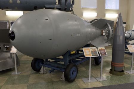 Quả bom hydro RDS-6S. Thử nghiệm được tổ chức ngày 12/8/1953 tại bãi thử nghiệm Semipalatinsk. Công suất lên đến 400 Kiloton.