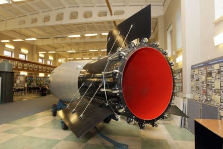 A602EN - Quả bom khinh khí mạnh nhất thế giới từng được thử nghiệm, công suất thiết kế hơn 100 Megaton. Tại cuộc thử nghiệm diễn ra ngày 30/10/1961 tại bãi thử nghiệm Novaya Zemlya mới chỉ thử nghiệm một nửa công suất thiết kế.