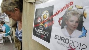 Những người ủng hộ bà Tymoshenko tổ chức biểu tình yêu cầu thả bà ra.
