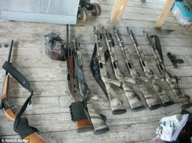 Những vũ khí tìm thấy trong nhà của McAfee.