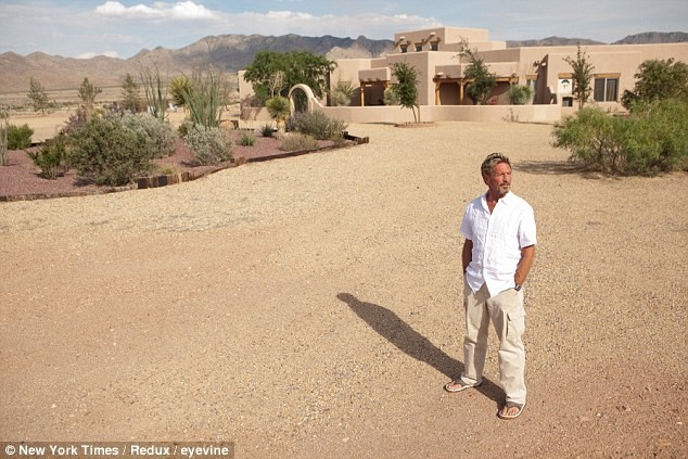 McAfee đứng trước ngôi nhà cũ của mình ở Rodeo, New Mexico.