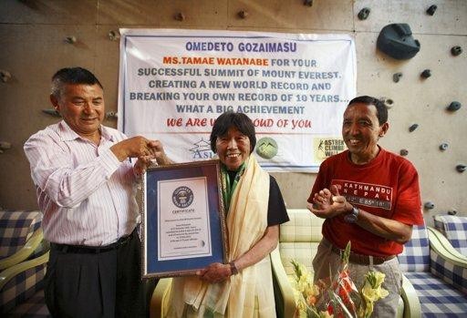 Bà Tamae Watanabe nhận giấy chứng nhận Kỉ lục Guiness thế giới.