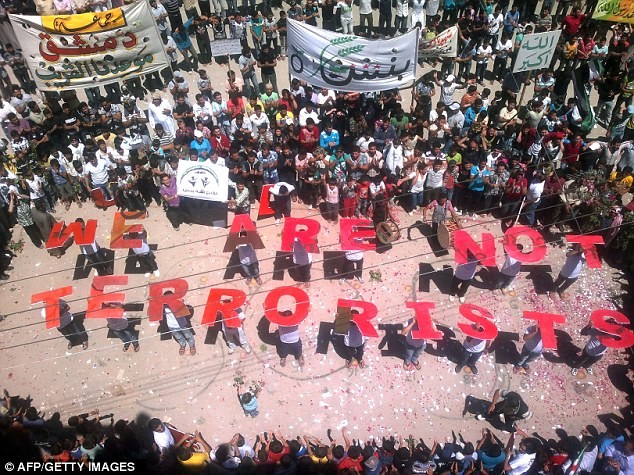 Những người dân biểu tình phản đối cuộc thảm sát và yêu cầu Liên Hiệp Quốc can thiệp.
