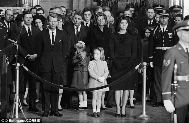 Peter Lawford tại lễ đám tang của Kennedy vào năm 1963.