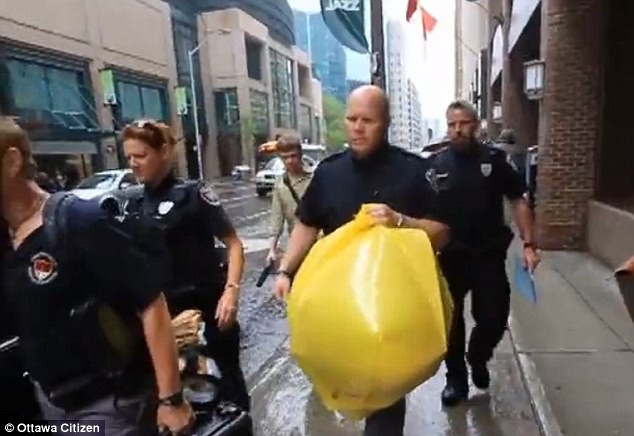 Cảnh sát Canada với chiếc túi vàng đựng chiếc chân đang trong tình trạng phân hủy gửi đến trụ sở Đảng Bảo thủ Canada.