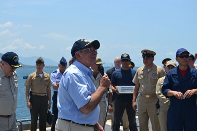 Bộ trưởng Quốc phòng Mỹ Panetta trên tàu Hải quân Mỹ đi thăm Vịnh Cam Ranh của Việt Nam vào Chủ nhật ngày 3 tháng 6 năm 2012. (ảnh Thanh Niên)