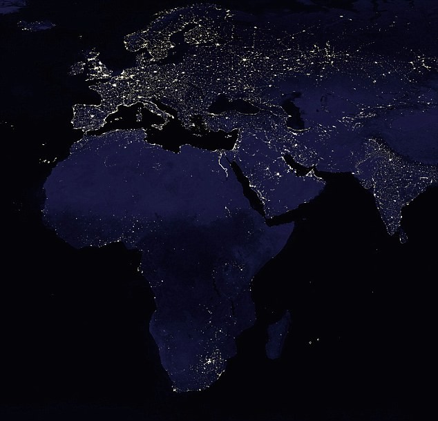 Qua khung cảnh Trái đất về đêm này có thể thấy mật độ dân số dày đặc trên thế giới.