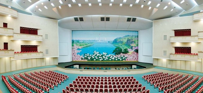 Thính phòng của Hội trường Lớn ở Bình Nhưỡng với chỗ ngồi cho hơn 2.000 người.