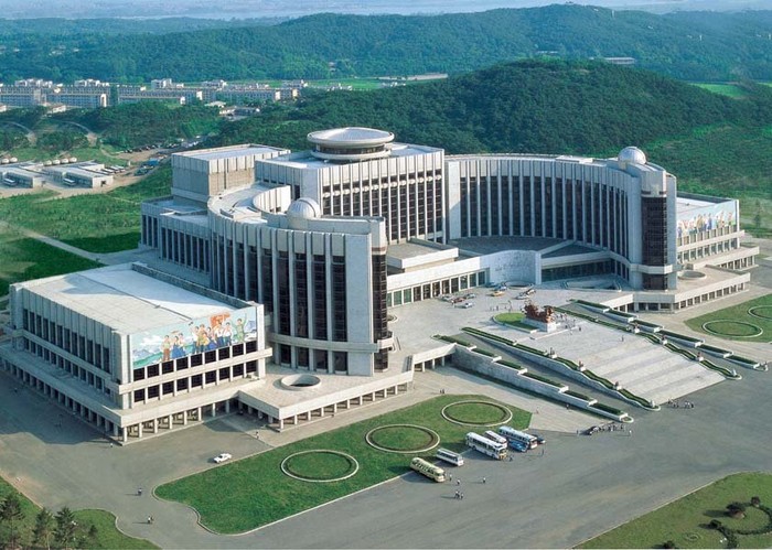 Cung điện Học sinh Mangyongdae hơn 6 tầng được xây dựng năm 1989 với hơn 5.000 học sinh học tập tại đây.