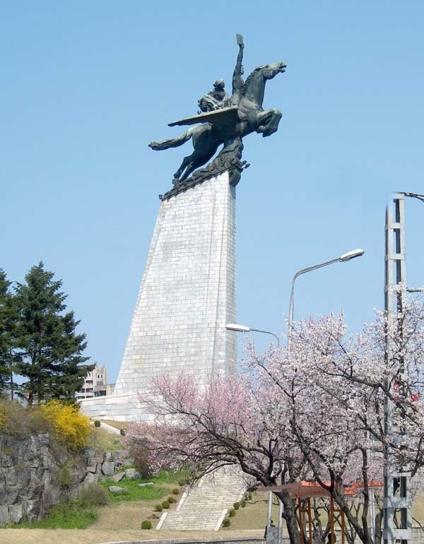 Tượng đài Chollima trên Đồi Mansu mô tả một công nhân và một người phụ nữ nông dân cưỡi một con ngựa có cánh. Con ngựa tượng trưng cho công cuộc tái thiết xã hội Triều Tiên.