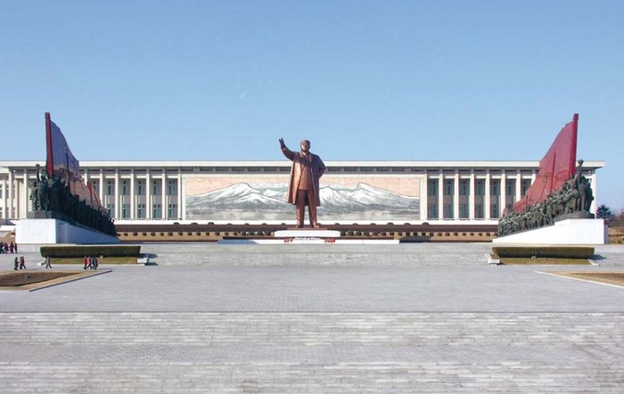 Đây là Đài tưởng niệm lớn trên đồi Mansu với bức tượng đồng khổng lồ của cố lãnh đạo Triều Tiên Kim Il-Sung.