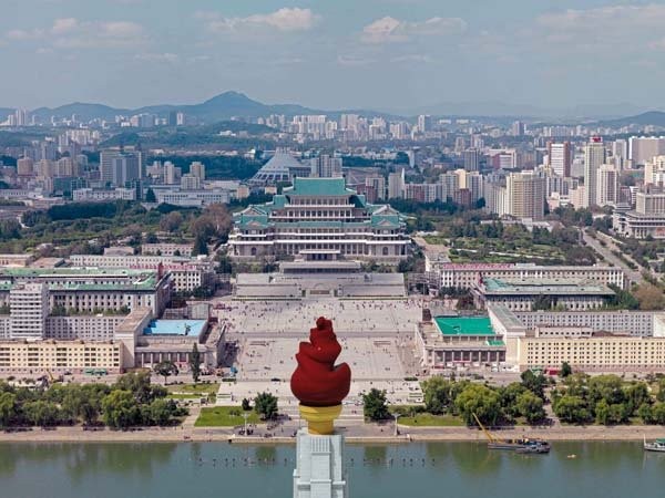 Ngọn đuốc đỏ trên tháp Juche - từ có nghĩa là "tự lực" - một tư tưởng chủ đạo ở Triều Tiên.