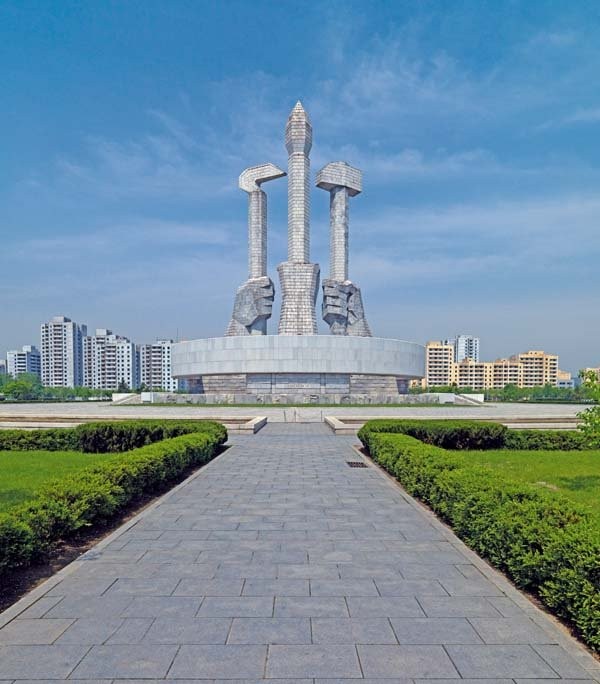 Đài tưởng niệm Thành lập Đảng với các biểu tượng búa, liềm và một cây bút lông tượng trưng cho giới công nhân, nông dân và trí thức ở Triều Tiên.