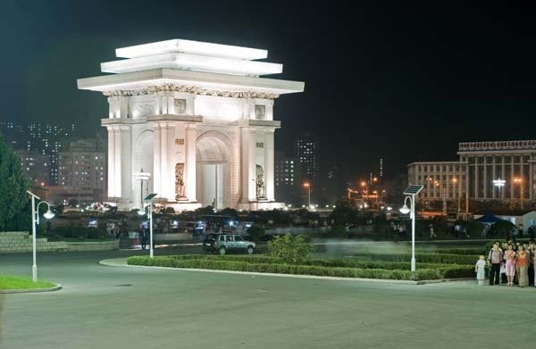 Đài tưởng niệm này được xây để kỉ niệm sinh nhật lần thứ 70 của cố Chủ tịch Triều Tiên Kim Il-Sung.