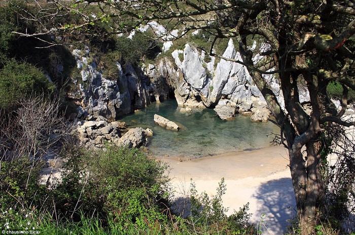 Bãi biển Gulpiyuri kỳ lạ này nằm gần thị trấn Llanes ở phía Bắc Tây Ban Nha.